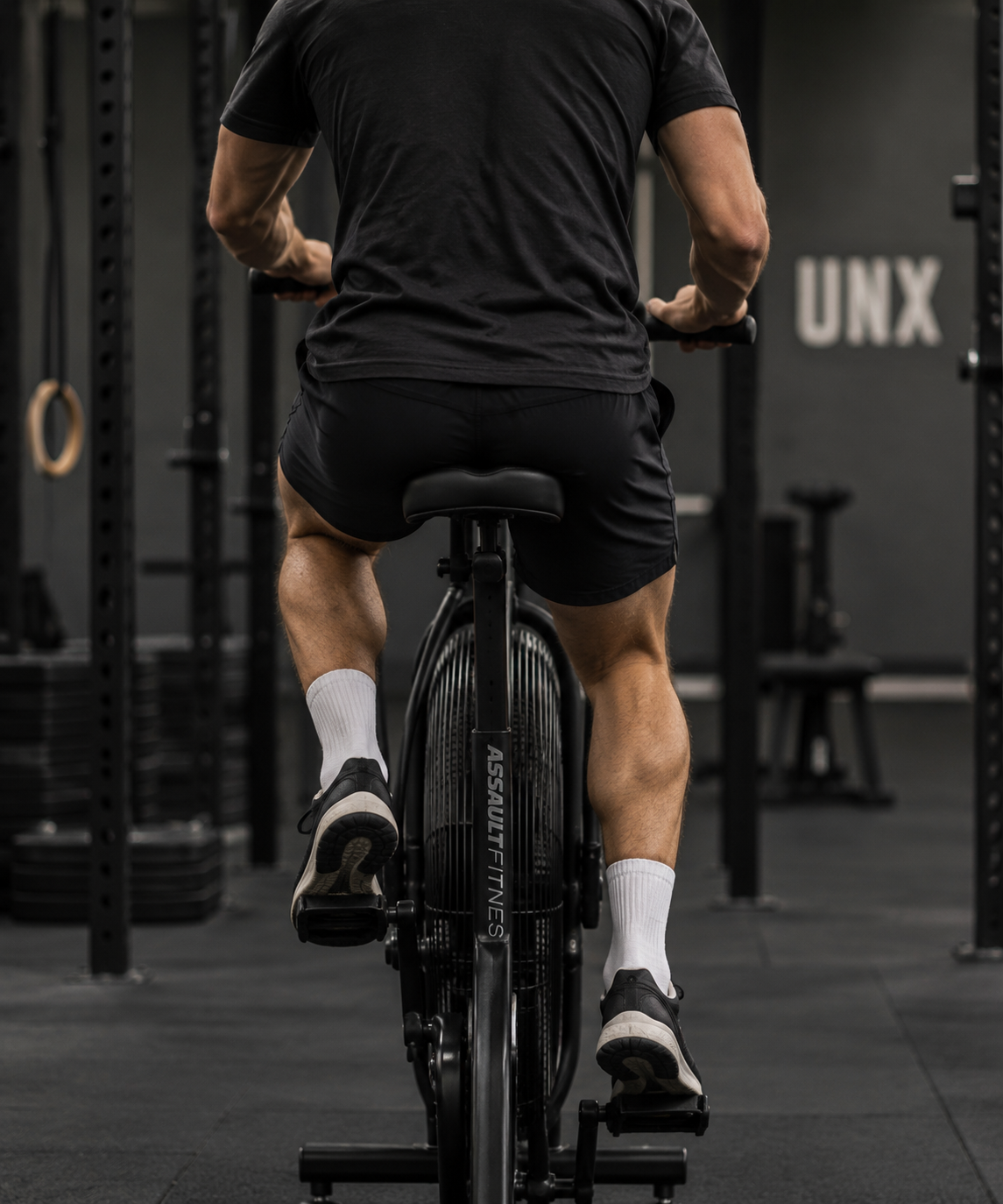 Träning med hantel i svartvit gymmiljö